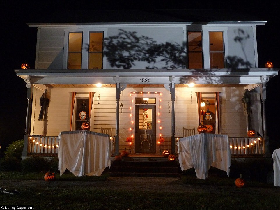 North Carolina Couple Builds Replica Of Michael Myers Halloween Home  - Michael Myers House Floor Plan